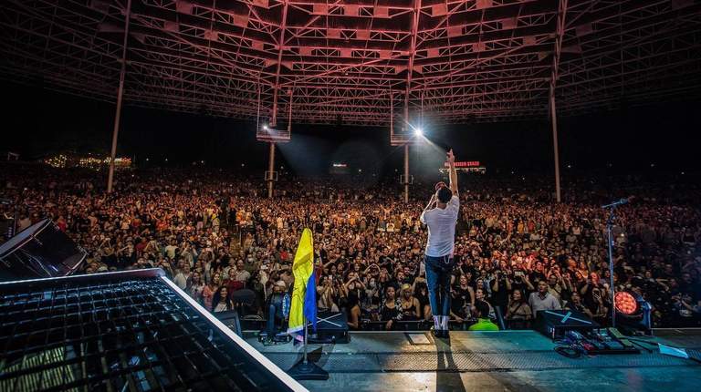 Прапор свободи і мужності. Хто і як у світі підтримав Україну синьо-жовтими прапорами